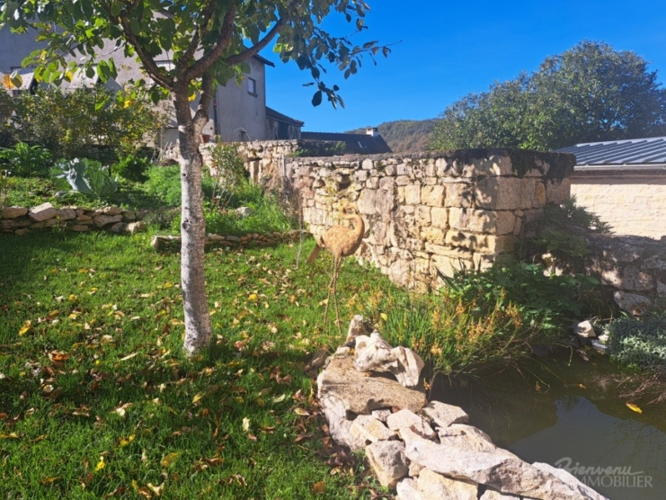 Belle situation ensoleillée pour cette jolie maison en pierre sur caves