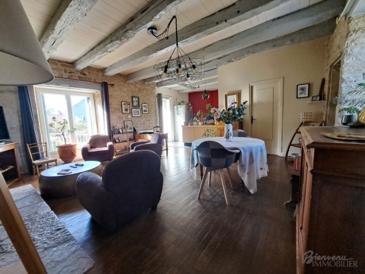 Belle situation ensoleillée pour cette jolie maison en pierre sur caves