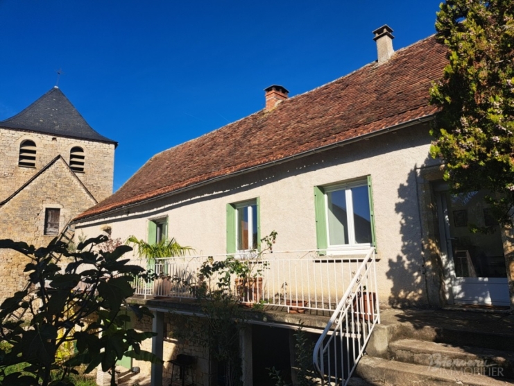 Belle situation ensoleillée pour cette jolie maison en pierre sur caves