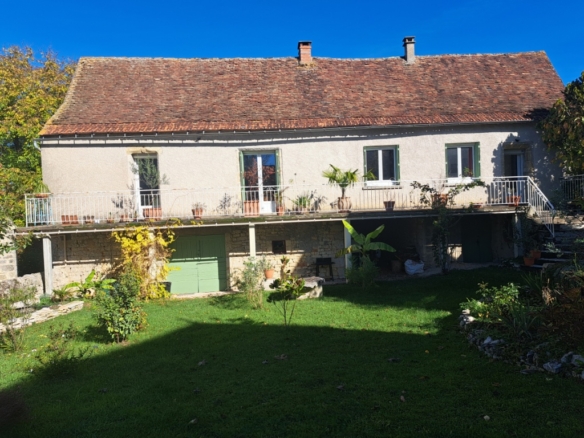 Belle situation ensoleillée pour cette jolie maison en pierre sur caves