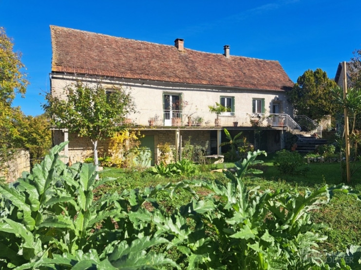 Belle situation ensoleillée pour cette jolie maison en pierre sur caves