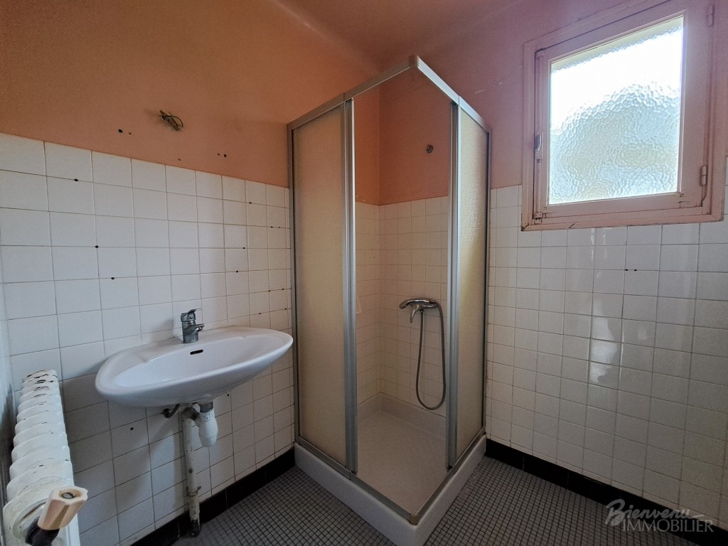 Maison d’habitation à rénover avec véranda, d’environ 80 m² sur sous-sol