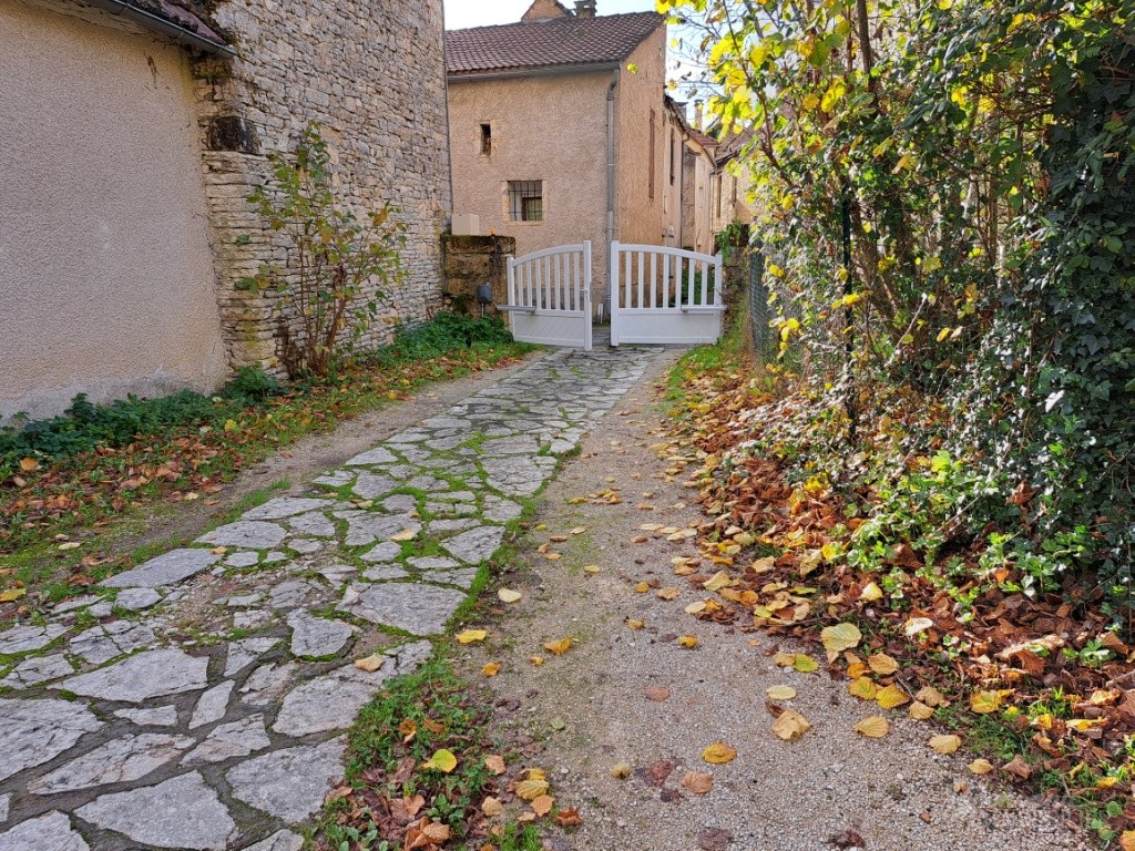 Maison ancienne en pierre crépie de 1845, d’environ 119 m² sur 2 niveaux, avec cour, piscine, garage indépendant