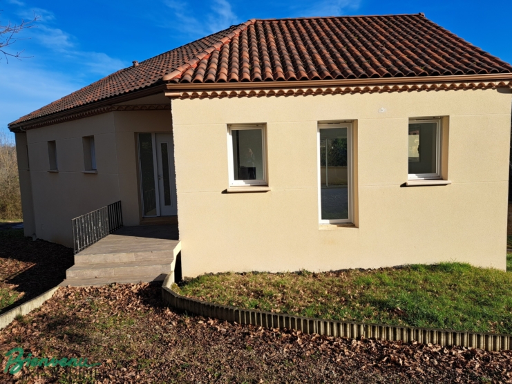 Maison récente et de plain pied sur grand sous-sol avec garage