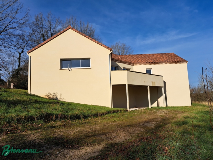 Maison récente et de plain pied sur grand sous-sol avec garage