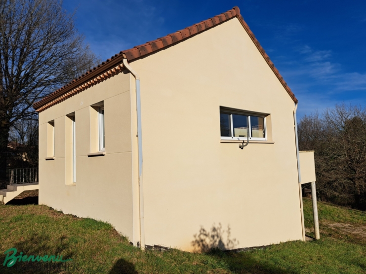 Maison récente et de plain pied sur grand sous-sol avec garage