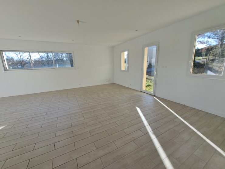 Maison récente et de plain pied sur grand sous-sol avec garage