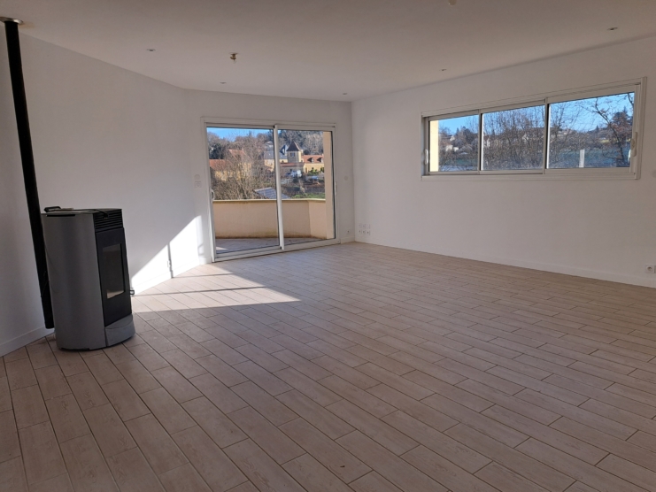 Maison récente et de plain pied sur grand sous-sol avec garage