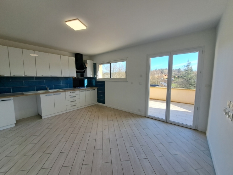 Maison récente et de plain pied sur grand sous-sol avec garage