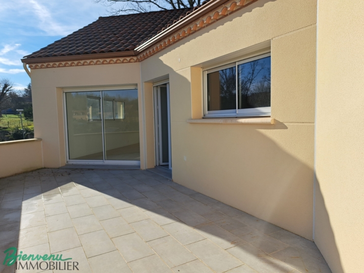 Maison récente et de plain pied sur grand sous-sol avec garage