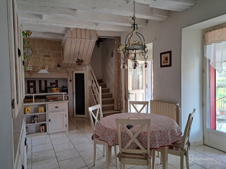 Bel ensemble en pierre, composé d’une charmante maison ancienne, avec véranda, de 2 belles granges avec atelier et garages, d’une piscine hors sol