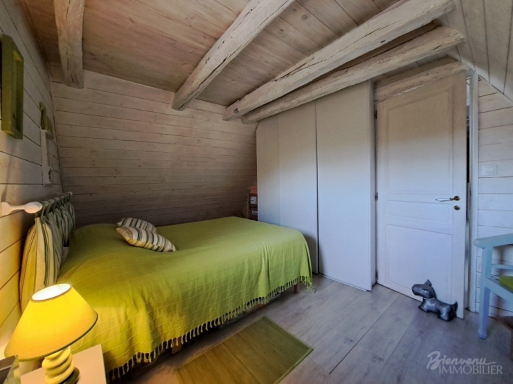 Bel ensemble en pierre, composé d’une charmante maison ancienne, avec véranda, de 2 belles granges avec atelier et garages, d’une piscine hors sol