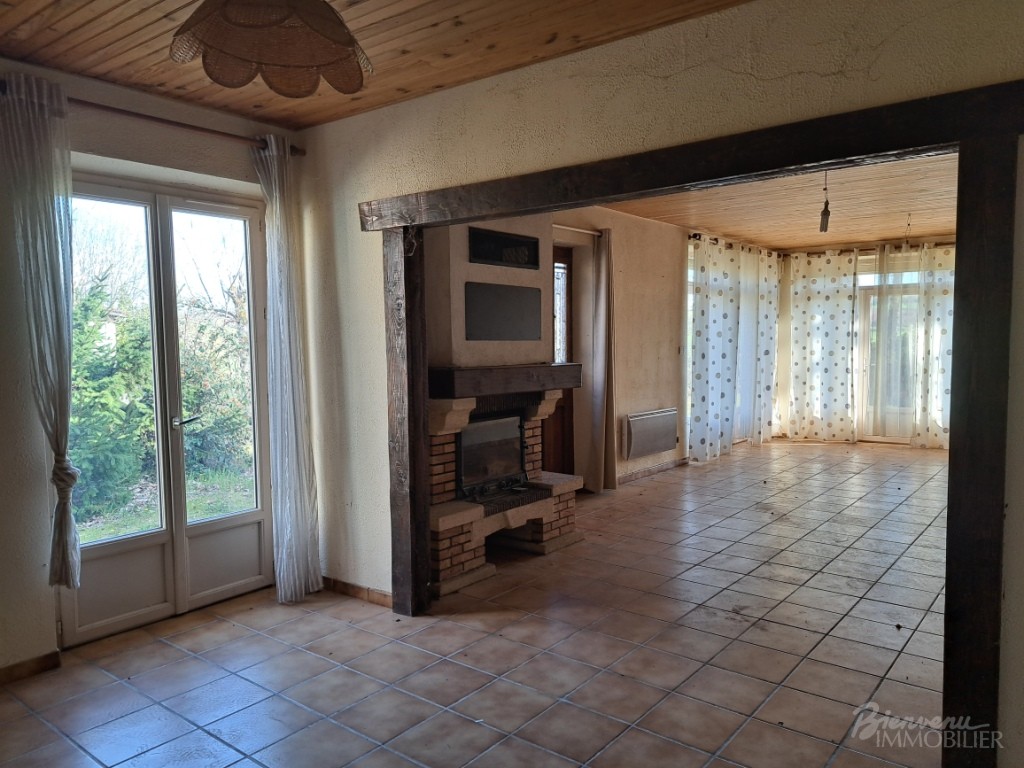 Maison spacieuse de plain pied à rénover avec 4 chambres, piscine, local, Annexe avec double garage & 4 pièces en rez-de-jardin