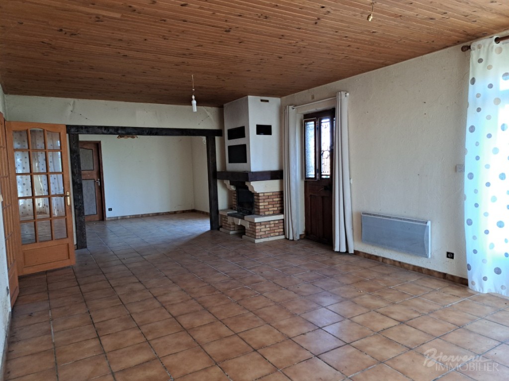 Maison spacieuse de plain pied à rénover avec 4 chambres, piscine, local, Annexe avec double garage & 4 pièces en rez-de-jardin