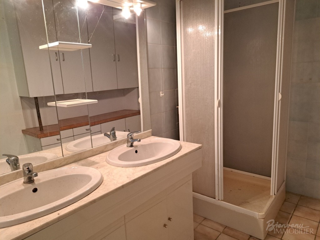 Maison spacieuse de plain pied à rénover avec 4 chambres, piscine, local, Annexe avec double garage & 4 pièces en rez-de-jardin