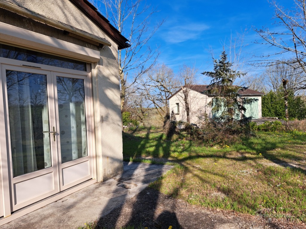 Maison spacieuse de plain pied à rénover avec 4 chambres, piscine, local, Annexe avec double garage & 4 pièces en rez-de-jardin