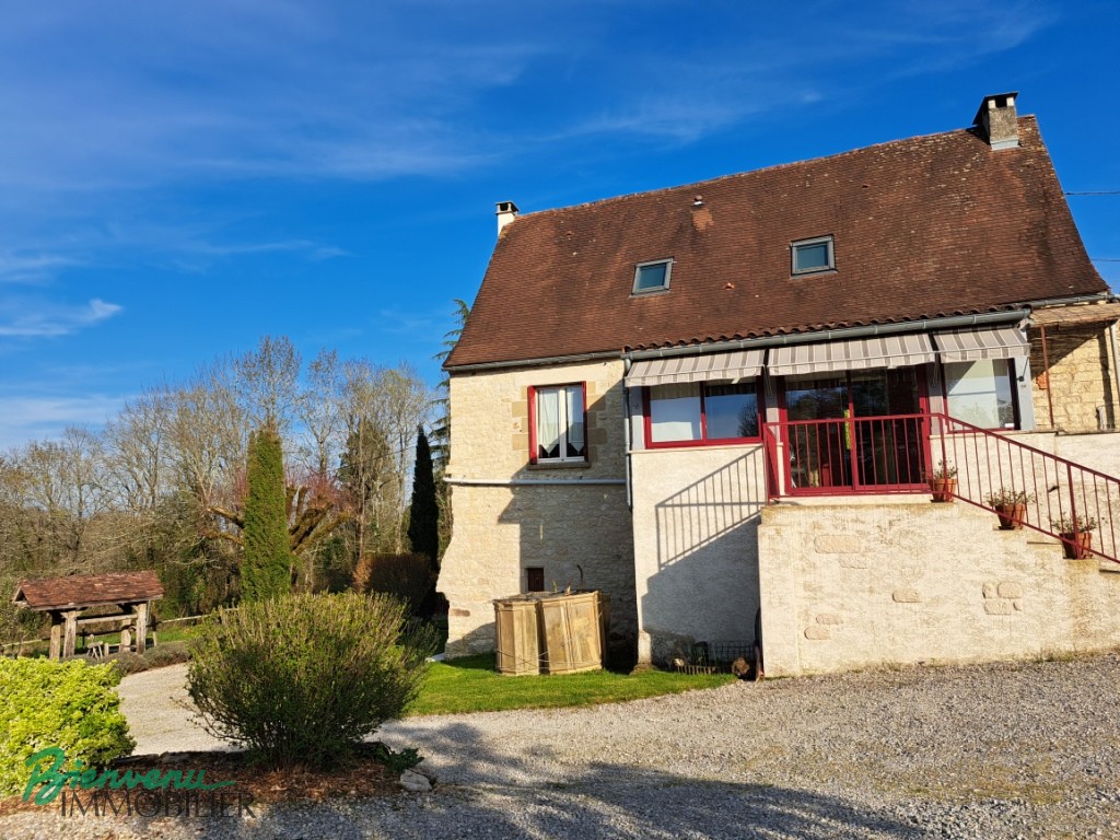 Bel ensemble en pierre, composé d’une c maison ancienne & 2 belles granges