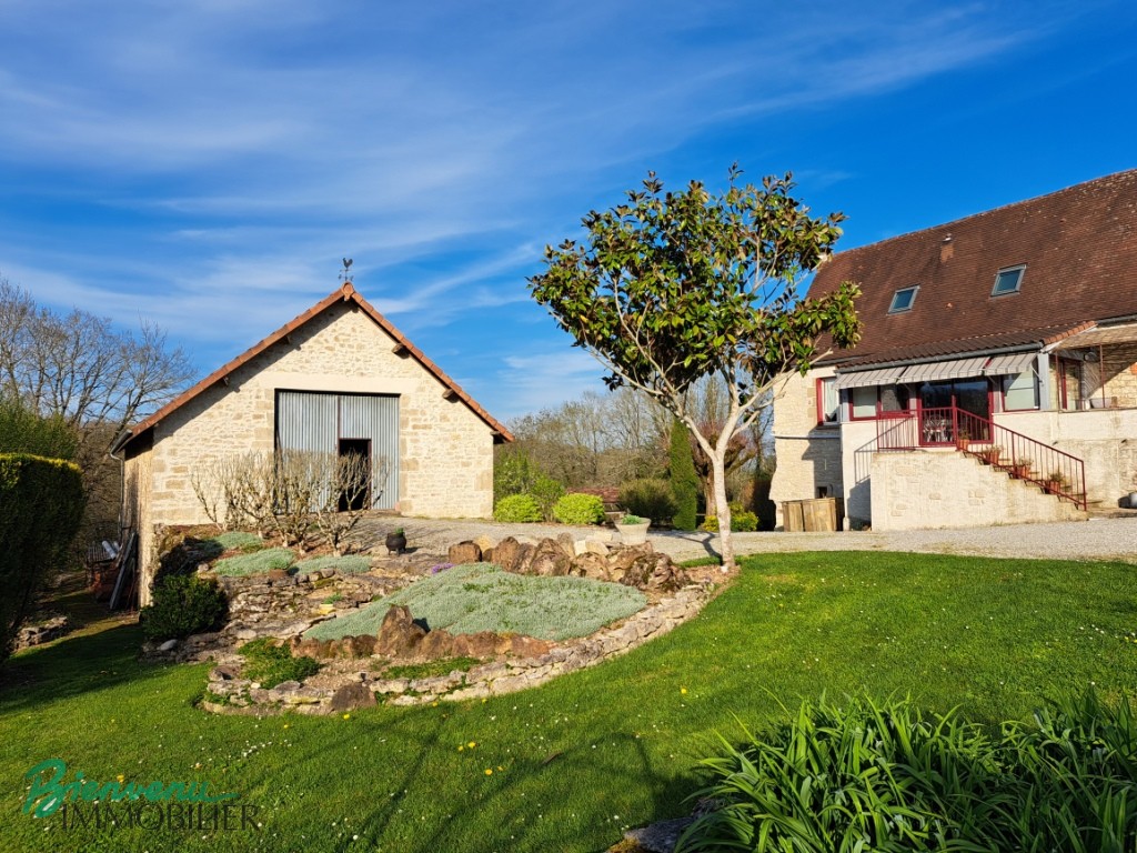 Bel ensemble en pierre, composé d’une c maison ancienne & 2 belles granges