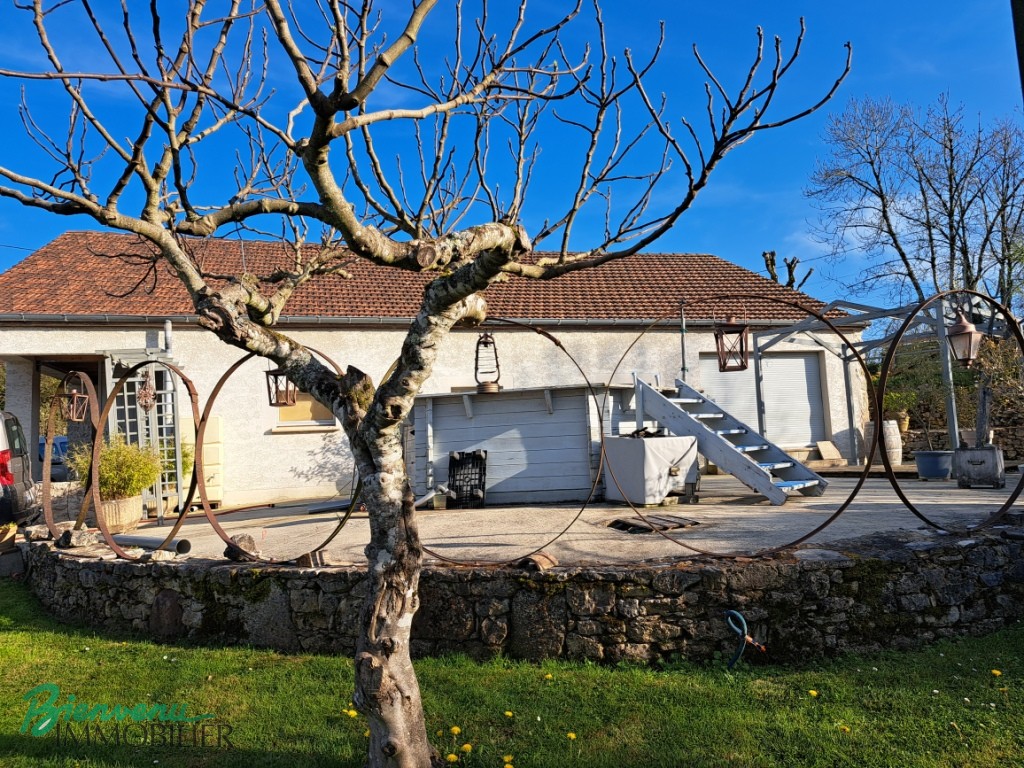 Bel ensemble en pierre, composé d’une c maison ancienne & 2 belles granges