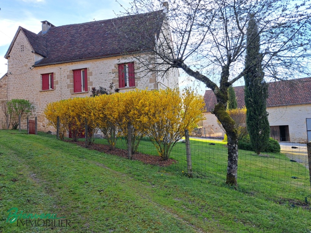 Bel ensemble en pierre, composé d’une c maison ancienne & 2 belles granges