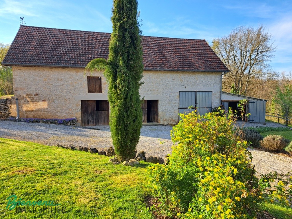 Bel ensemble en pierre, composé d’une c maison ancienne & 2 belles granges