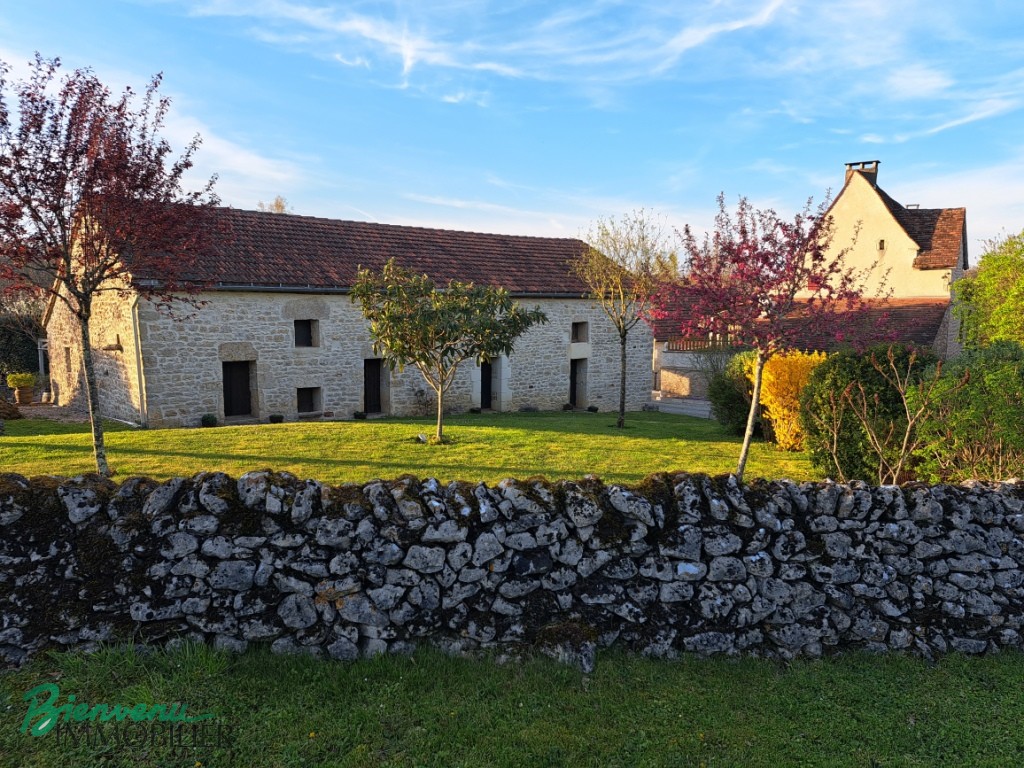 Bel ensemble en pierre, composé d’une c maison ancienne & 2 belles granges