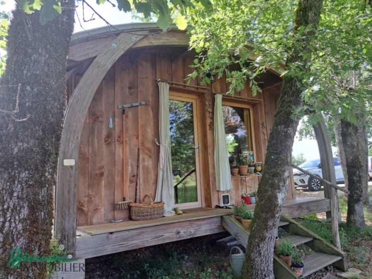 Maisons écologiques sur pilotis sur un joli jardin arboré