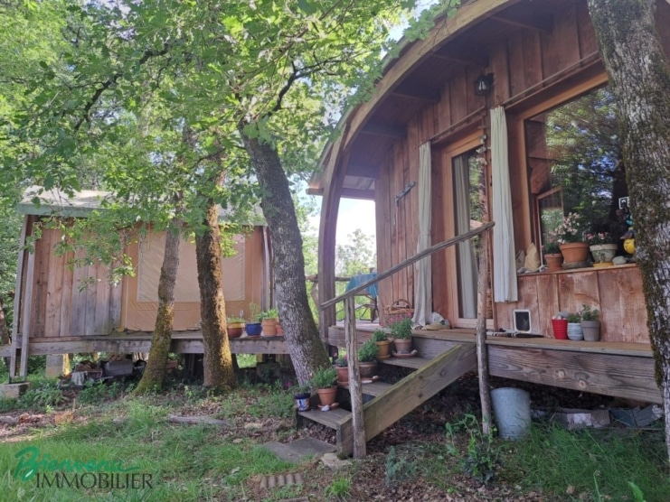 Maisons écologiques sur pilotis sur un joli jardin arboré