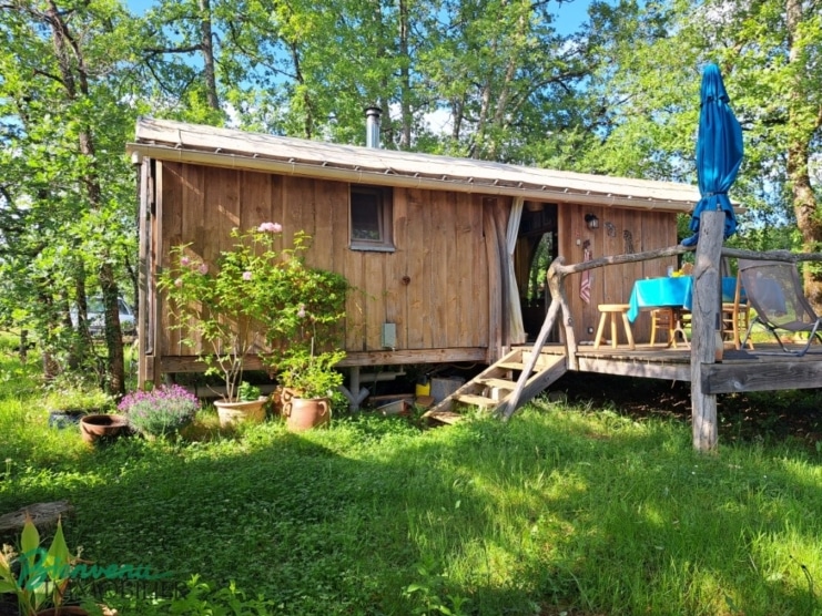 Maisons écologiques sur pilotis sur un joli jardin arboré