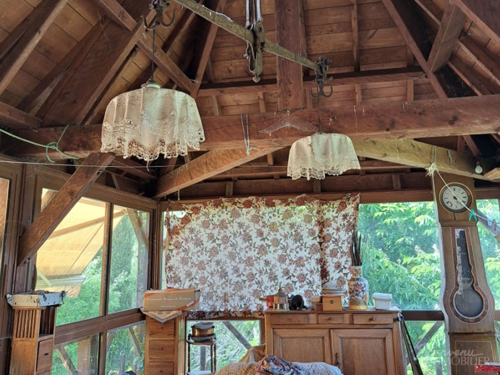 Jolie Maison de 1850 en pierre avec pigeonnier sur un joli  terrain paysagé et verdoyant.