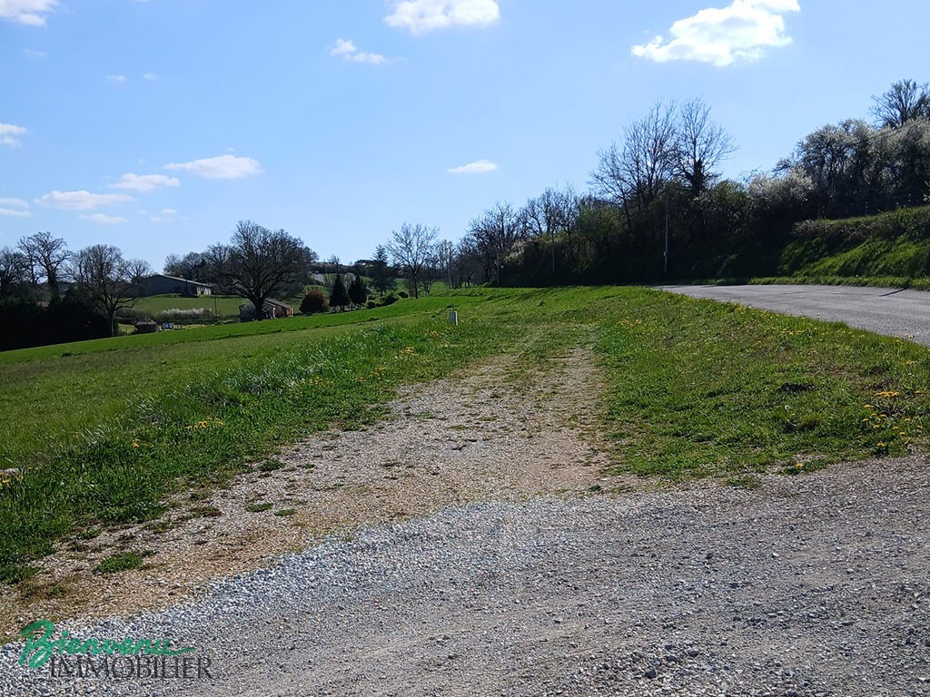 TERRAIN  de 3428 m² dont 1382 m² en zone AU
