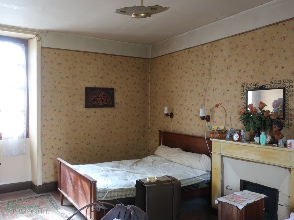 Maison bourgeoise en pierre à restaurer, d’environ 130 m², sur 2 niveaux,