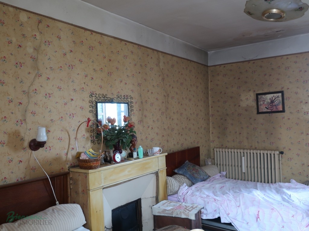 Maison bourgeoise en pierre à restaurer, d’environ 130 m², sur 2 niveaux,