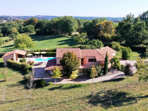Maison individuelle avec piscine, vue exceptionnelle et intimité préservée à proximité de Sarlat