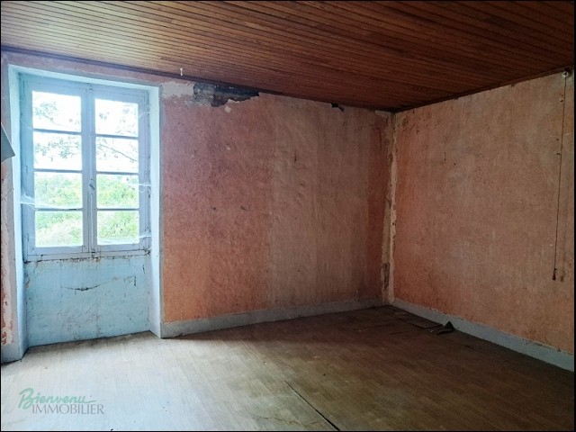 Ensemble en pierre à restaurer avec maison de 60 m2 sur 3 niveaux et 2 granges