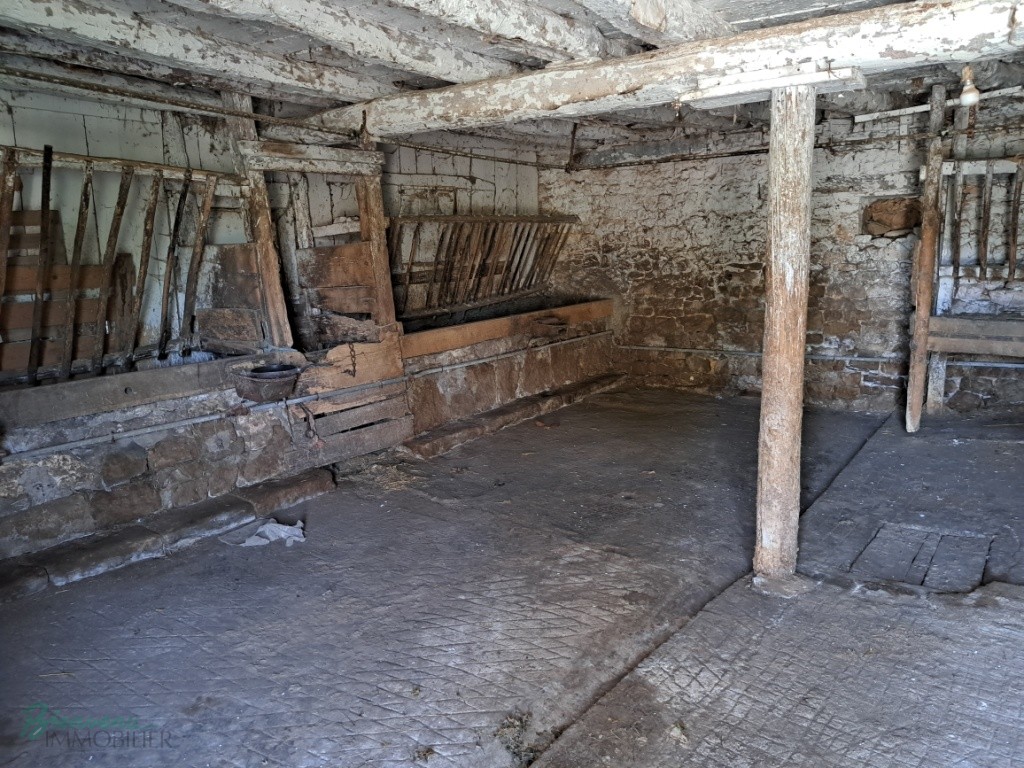 Belle grange en pierre sur 2 niveaux,