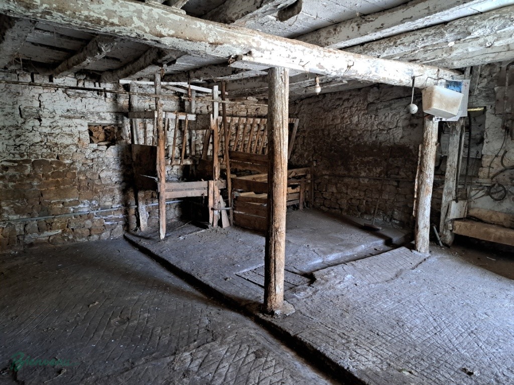 Belle grange en pierre sur 2 niveaux,