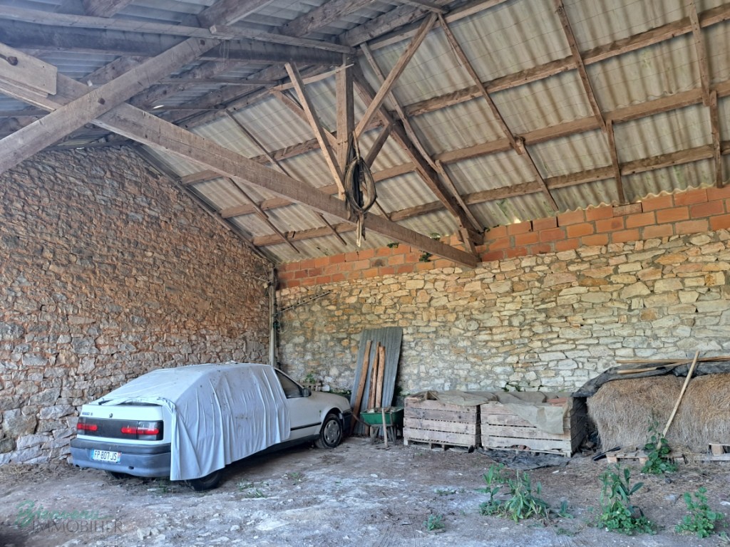 Belle grange en pierre sur 2 niveaux,