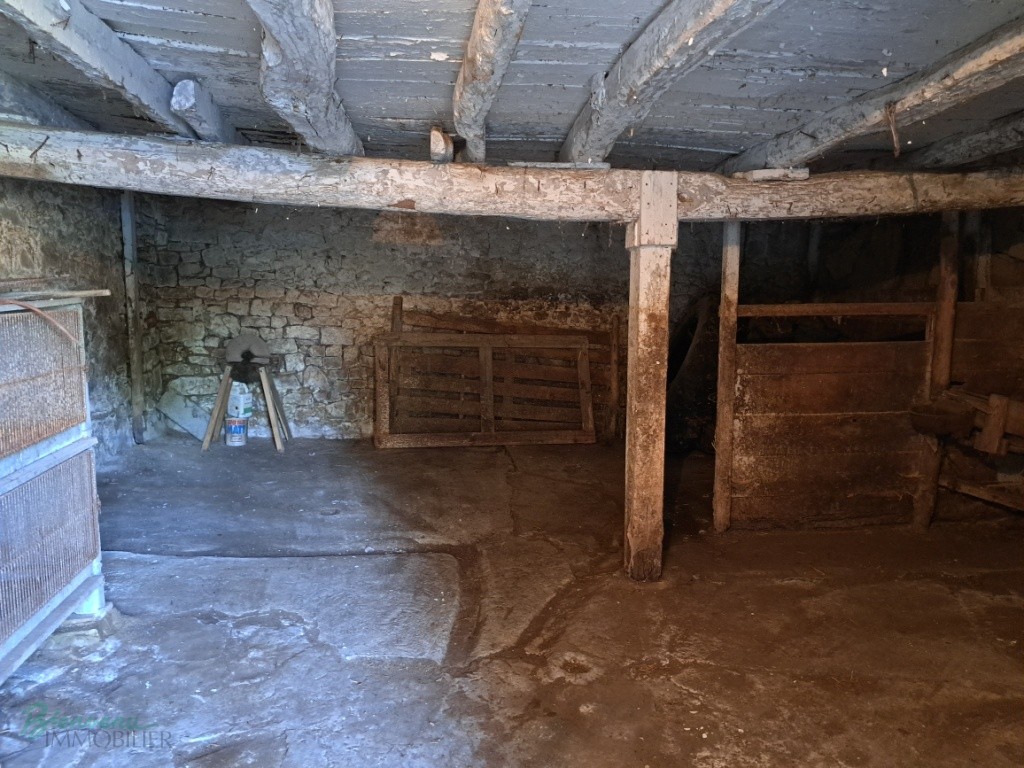 Belle grange en pierre sur 2 niveaux,