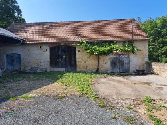 Belle grange en pierre sur 2 niveaux,