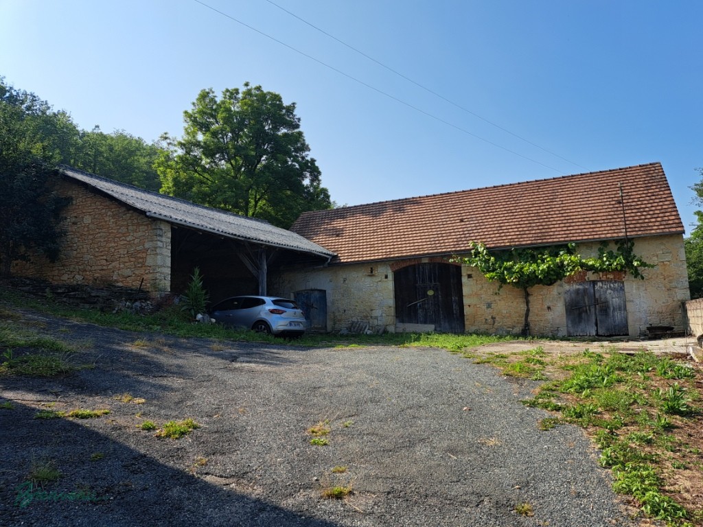 Belle grange en pierre sur 2 niveaux,