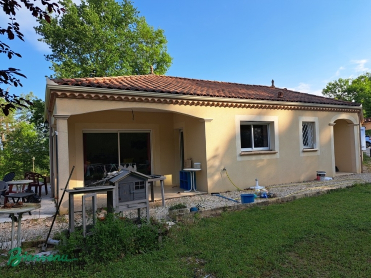 Jolie maison de plain-pied et beau terrain boisé