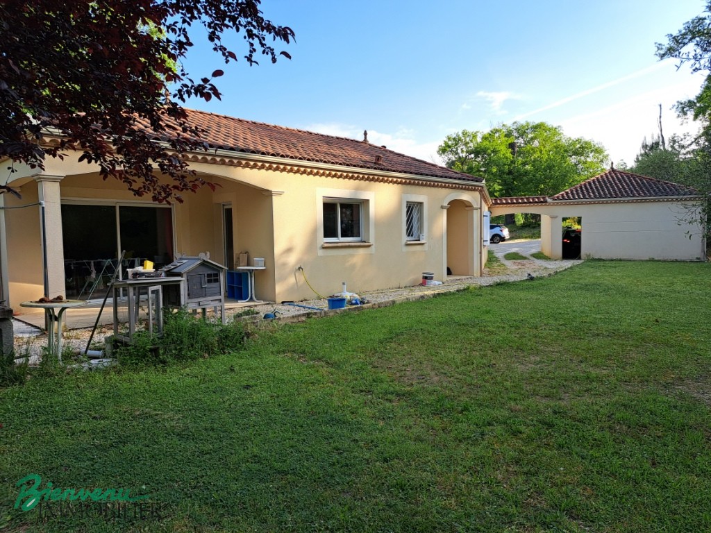Jolie maison de plain-pied et beau terrain boisé