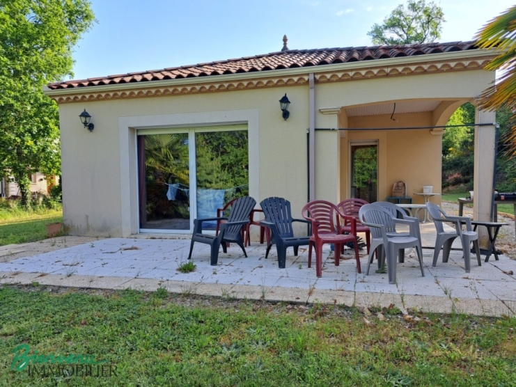 Jolie maison de plain-pied et beau terrain boisé