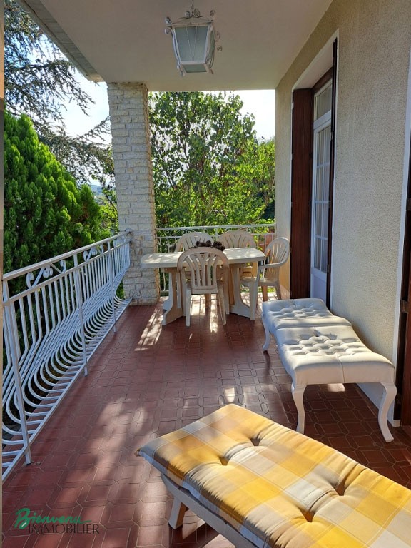 Grande Maison sur 2 niveaux, composée de 2 logements