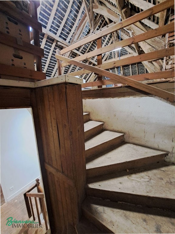 Charmante maison bourgeoise en pierre d’environ 115 m² habitables sur 2 niveaux à finir de rénover