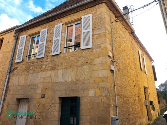 Immeuble ancien en pierre sur 3 niveaux avec 4 appartements