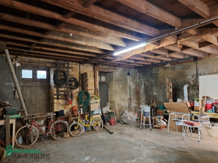 BATIMENT EN PIERRE A RESTAURER SERVANT DE GARAGE AU RDC