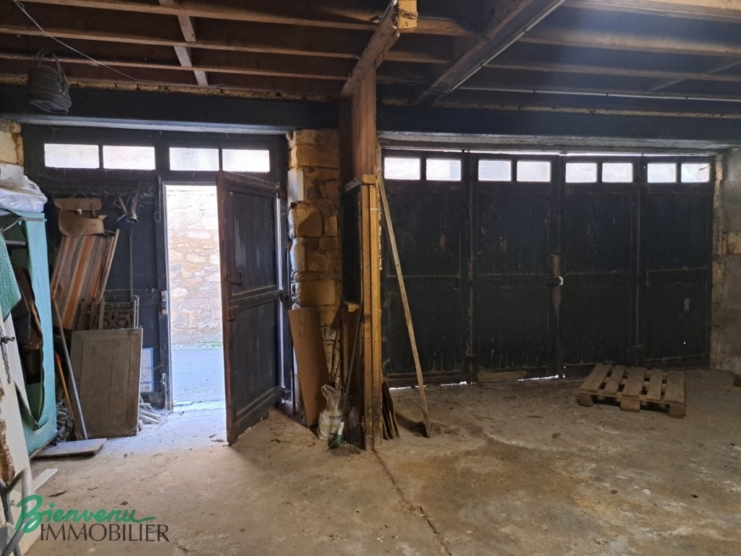 BATIMENT EN PIERRE A RESTAURER SERVANT DE GARAGE AU RDC