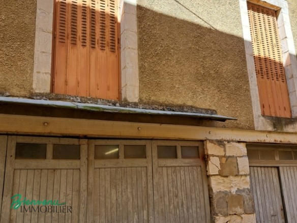 BATIMENT EN PIERRE A RESTAURER SERVANT DE GARAGE AU RDC